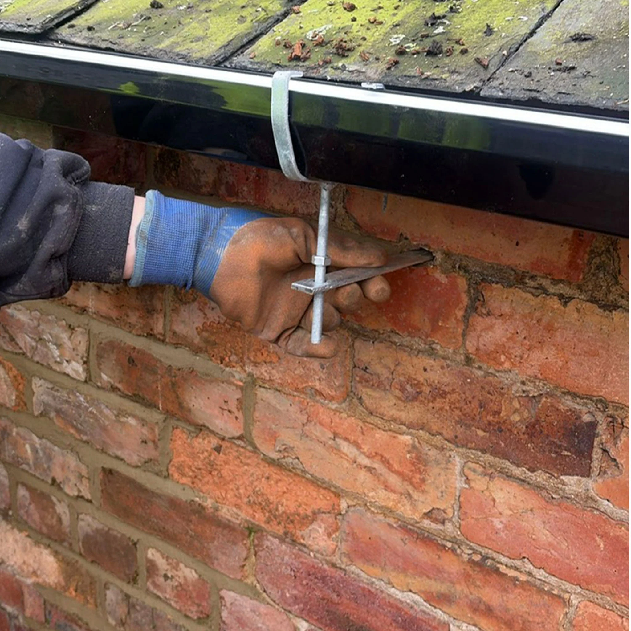 Rise And Fall Gutter Bracket Round Galvanised With Spike - Image 3